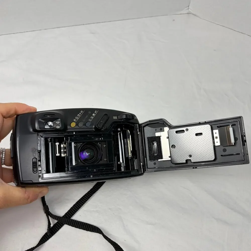 VTG Pentax zoom 105 super 35 mm camera with instructions, strap. Untested
